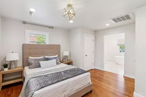 Bedroom - 7393 Baywind Dr, Montgomery, OH 45242 photo 1 of 4