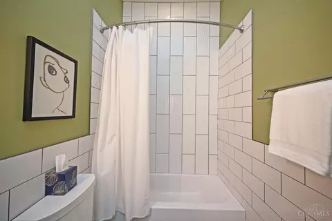 Bath - 1622 Walnut St, Cincinnati, OH 45202 photo 2 of 12