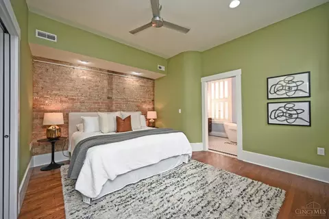 Bedroom - 1622 Walnut St, Cincinnati, OH 45202 photo 4 of 8