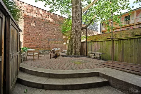 Exterior - 1622 Walnut St, Cincinnati, OH 45202 photo 7 of 13