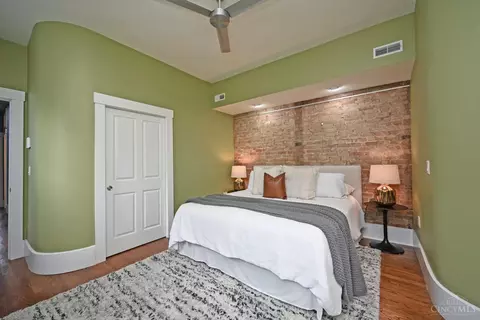 Bedroom - 1622 Walnut St, Cincinnati, OH 45202 photo 5 of 8
