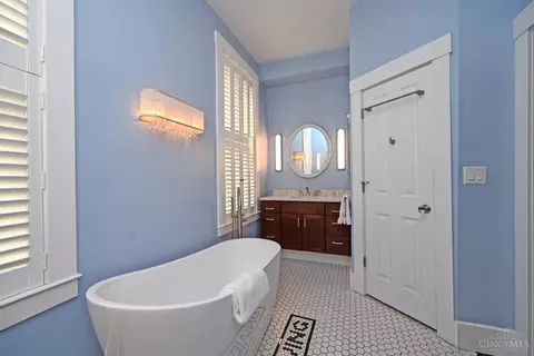 Bath - 1622 Walnut St, Cincinnati, OH 45202 photo 5 of 12