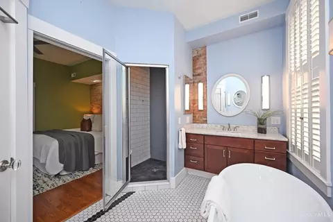 Bath - 1622 Walnut St, Cincinnati, OH 45202 photo 7 of 12