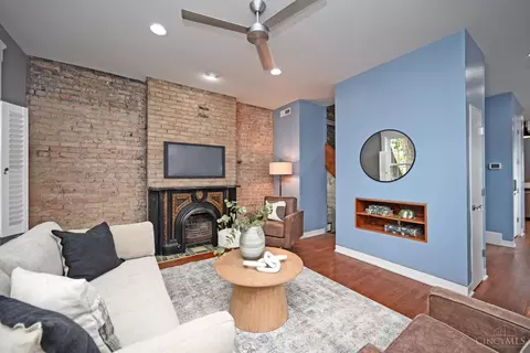 Living - 1622 Walnut St, Cincinnati, OH 45202 photo 2 of 6