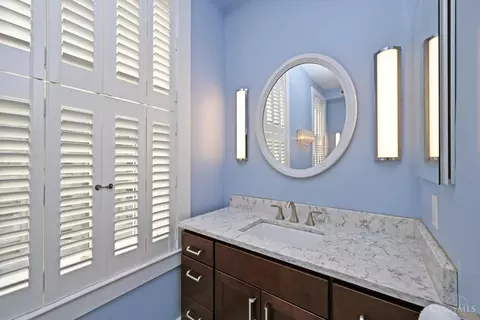 Bath - 1622 Walnut St, Cincinnati, OH 45202 photo 6 of 12