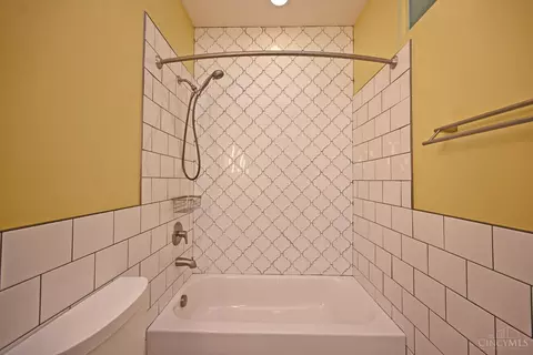 Bath - 1622 Walnut St, Cincinnati, OH 45202 photo 11 of 12