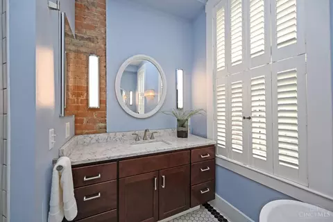 Bath - 1622 Walnut St, Cincinnati, OH 45202 photo 9 of 12