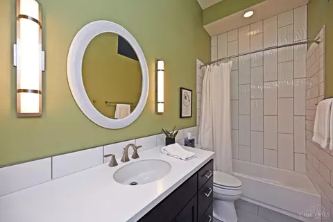 Bath - 1622 Walnut St, Cincinnati, OH 45202 photo 1 of 12