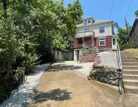 3046 Bracken Woods Ln, Cincinnati, OH 45211