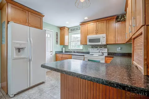 Kitchen - 9366 Neil Dr, Cincinnati, OH 45231 photo 3 of 6