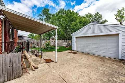 Exterior - 9366 Neil Dr, Cincinnati, OH 45231 photo 4 of 8