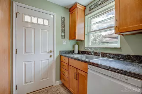 Kitchen - 9366 Neil Dr, Cincinnati, OH 45231 photo 6 of 6