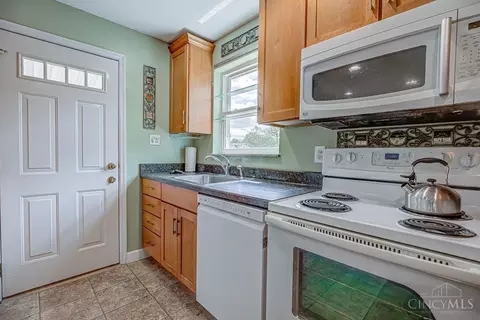 Kitchen - 9366 Neil Dr, Cincinnati, OH 45231 photo 4 of 6