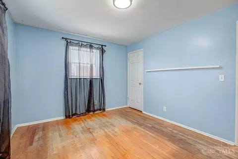 Bedroom - 9366 Neil Dr, Cincinnati, OH 45231 photo 4 of 6