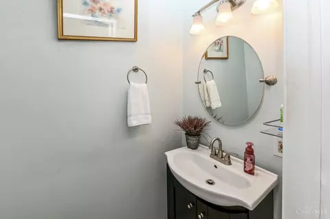 Bath - 3982 Warren Ave, Fairfax, OH 45227 photo 3 of 4