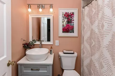 Bath - 3982 Warren Ave, Fairfax, OH 45227 photo 1 of 4