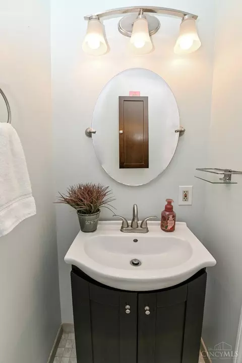 Bath - 3982 Warren Ave, Fairfax, OH 45227 photo 4 of 4