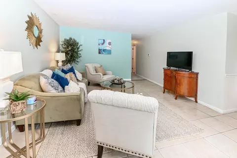 Living - 3982 Warren Ave, Fairfax, OH 45227 photo 3 of 5