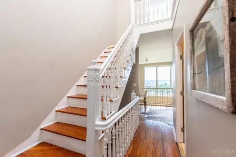 Entry Way - 1271 Ida St, Cincinnati, OH 45202 photo 3 of 6
