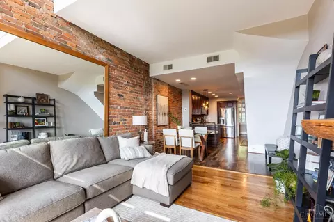 Living - 1271 Ida St, Cincinnati, OH 45202 photo 4 of 10