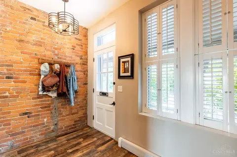 Entry Way - 1271 Ida St, Cincinnati, OH 45202 photo 2 of 6