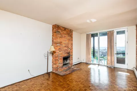 Living - 1271 Ida St, Cincinnati, OH 45202 photo 6 of 10