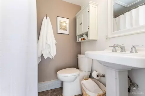 Bath - 1271 Ida St, Cincinnati, OH 45202 photo 2 of 3