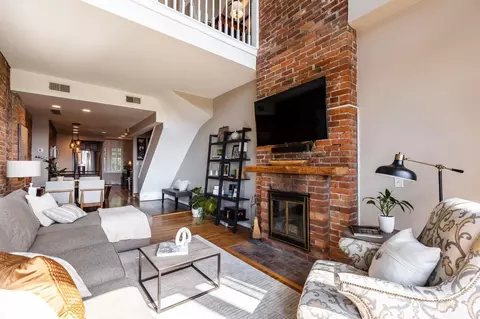Living - 1271 Ida St, Cincinnati, OH 45202 photo 3 of 10