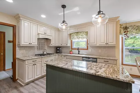 871 Surrey Trl, Cincinnati, OH 45245 photo 4
