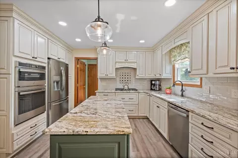 871 Surrey Trl, Cincinnati, OH 45245 photo 5