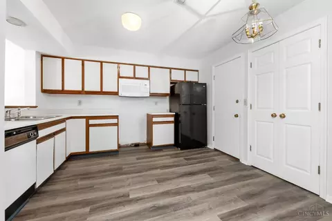 Kitchen - 2869 Phaeton Ln, Maineville, OH 45039 photo 2 of 2