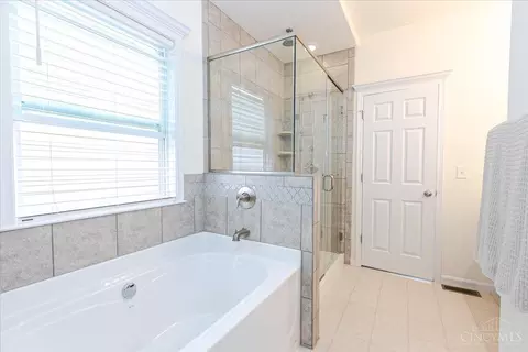 Bath - 669 Sandker Ln, Cincinnati, OH 45255 photo 4 of 6