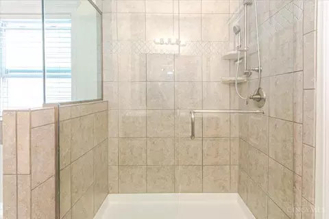 Bath - 669 Sandker Ln, Cincinnati, OH 45255 photo 5 of 6
