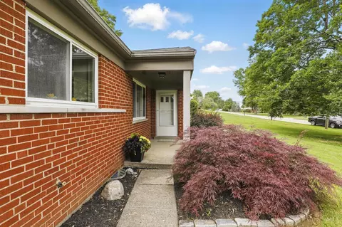 2079 Forestlake Dr, Cincinnati, OH 45244 photo 2