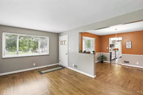 2079 Forestlake Dr, Cincinnati, OH 45244 photo 4