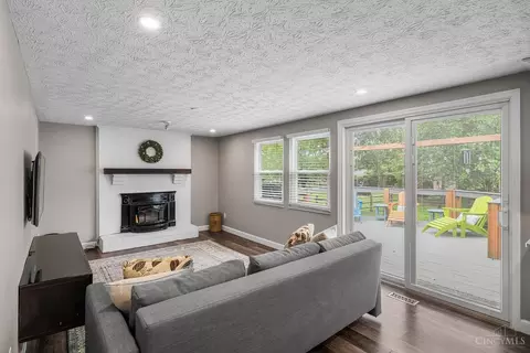 Living - 3983 Irwin Simpson Rd, Mason, OH 45040 photo 2 of 5