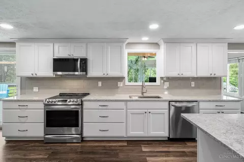 Kitchen - 3983 Irwin Simpson Rd, Mason, OH 45040 photo 3 of 8