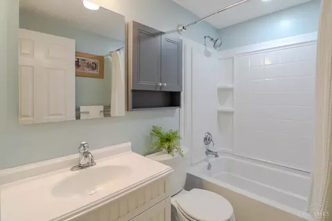 Bath - 3983 Irwin Simpson Rd, Mason, OH 45040 photo 3 of 4