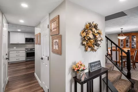 Entry Way - 3983 Irwin Simpson Rd, Mason, OH 45040 photo 2 of 2