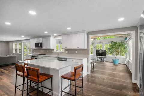 Kitchen - 3983 Irwin Simpson Rd, Mason, OH 45040 photo 5 of 8