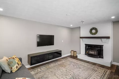 Living - 3983 Irwin Simpson Rd, Mason, OH 45040 photo 3 of 5