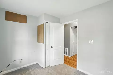 Bedroom - 463 Glenrose Ln, Cincinnati, OH 45244 photo 5 of 10