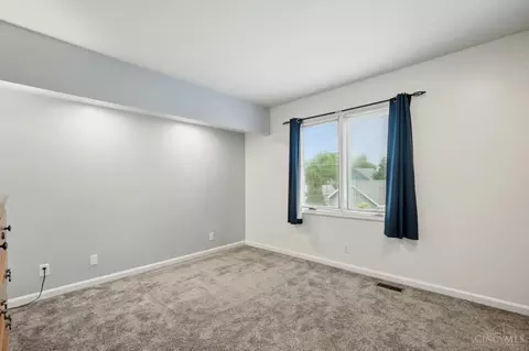 Bedroom - 8269 Windsail Ct, Maineville, OH 45039 photo 3 of 7