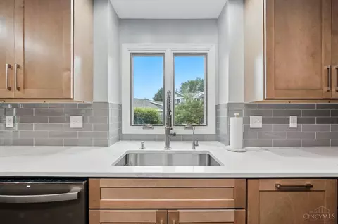 Kitchen - 8269 Windsail Ct, Maineville, OH 45039 photo 6 of 8