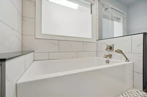 Bath - 8269 Windsail Ct, Maineville, OH 45039 photo 5 of 8