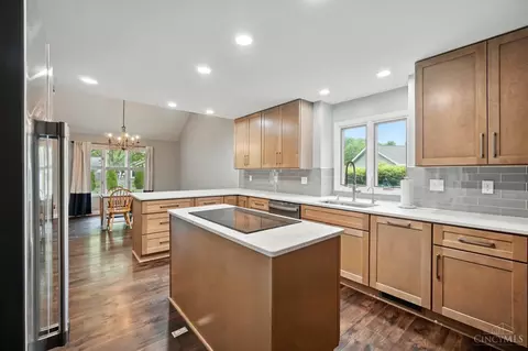 Kitchen - 8269 Windsail Ct, Maineville, OH 45039 photo 2 of 8