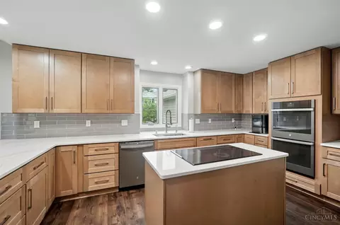 Kitchen - 8269 Windsail Ct, Maineville, OH 45039 photo 3 of 8