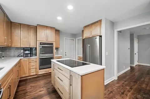 Kitchen - 8269 Windsail Ct, Maineville, OH 45039 photo 4 of 8