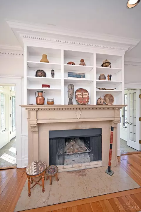 Living - 1 Beech Crest Ln, Cincinnati, OH 45206 photo 6 of 9