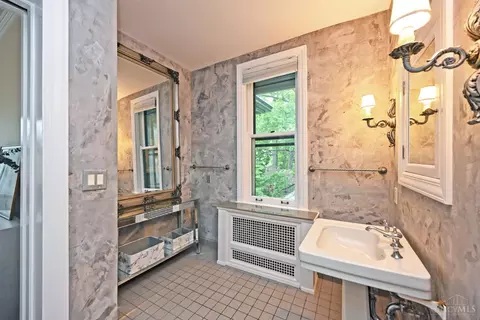 Bath - 1 Beech Crest Ln, Cincinnati, OH 45206 photo 4 of 8